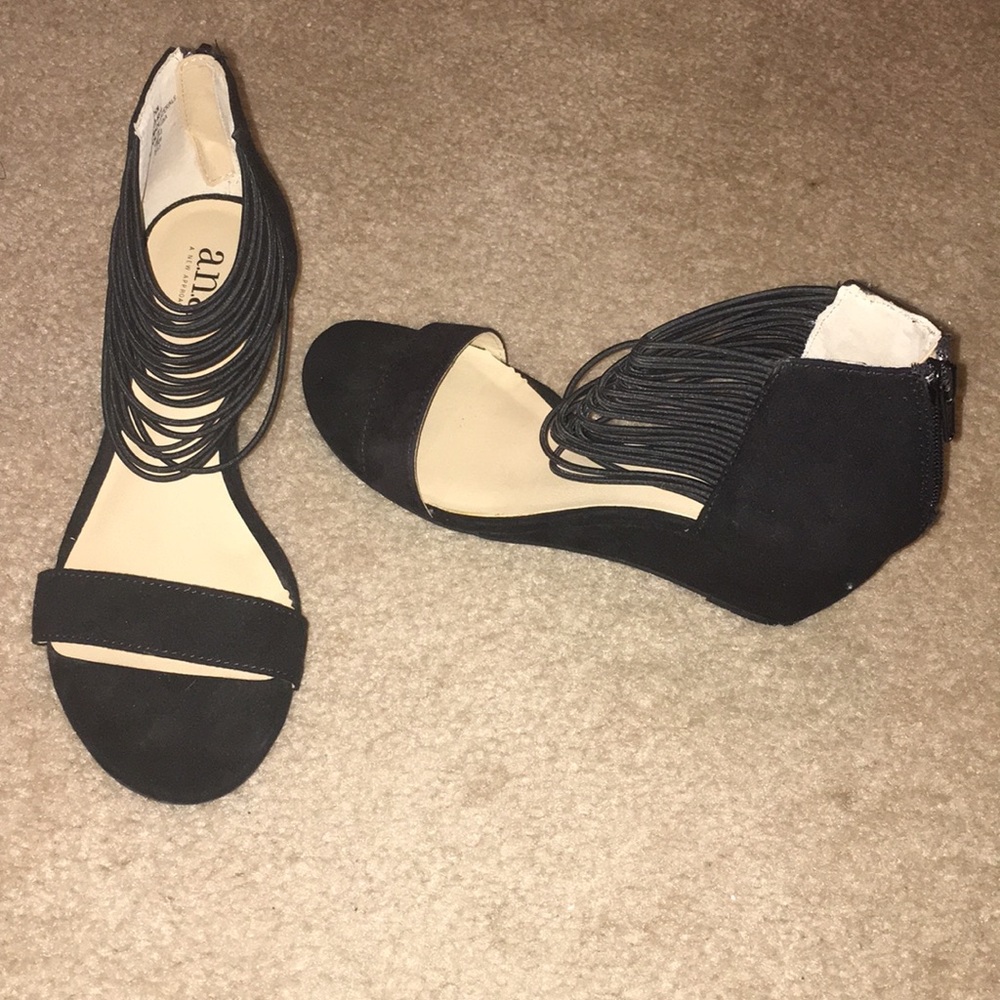 Small heel wedge sandal
